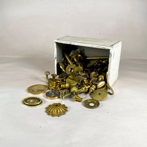Lote anterior: Lote de Artículos de Bronce: Medallones, Cadenas y Herrajes Varios