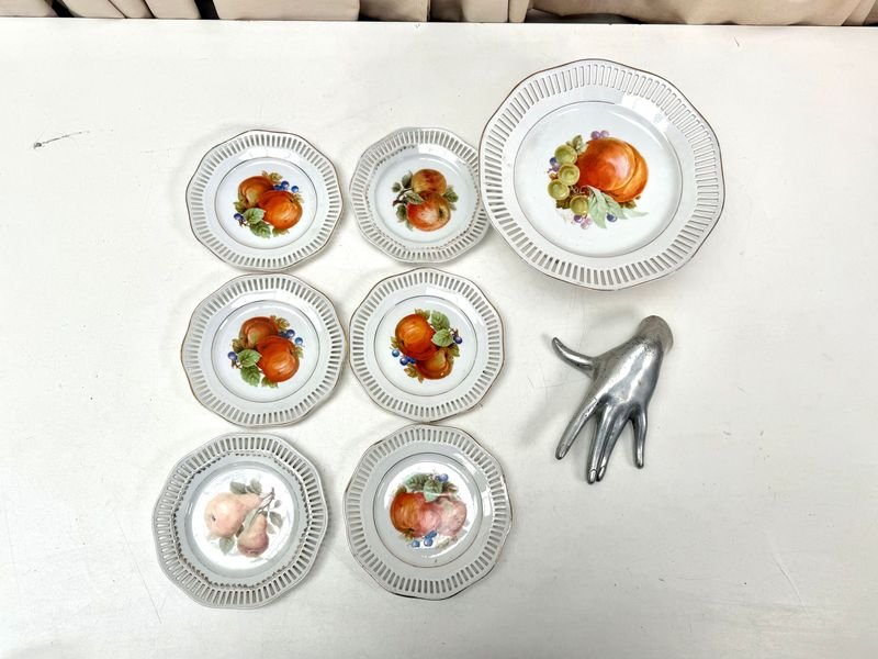 Juego de 7 Platos Decorativos de Porcelana con Motivo Frutal y Bordes Calados