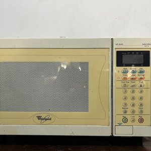 Lote siguiente: Microondas Whirlpool M 505 con Accesorios de Cocina