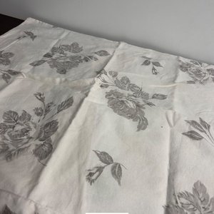 Dos Fundas de Almohadón Estampadas con Flores Grises - imagen 3