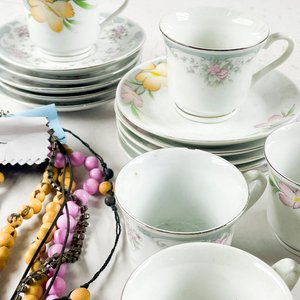 Lote de pocillos, platillos y collares - imagen 4