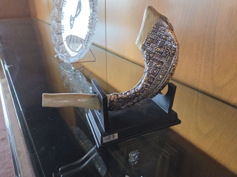 Pieza decorativa Shofar, instrumento musical ritual hecho del cuerno de un carnero u otro animal - imagen 4