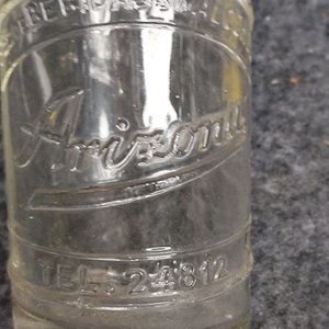 Botella Antigua de Vidrio "Arizona" con Teléfono Grabado - imagen 3