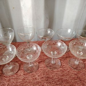 Lote de 8 Copas de Cristal con Grabados y Borde Dorado - imagen 2