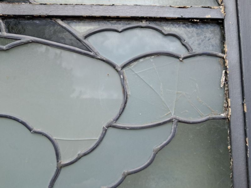 Puerta de hierro con vitrales en buen estado - imagen 5