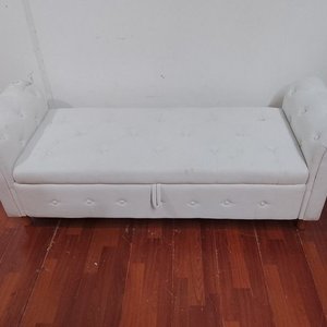 Banco Baúl Tapizado Estilo Chesterfield Blanco con Apoyabrazos Capitoné - imagen 2