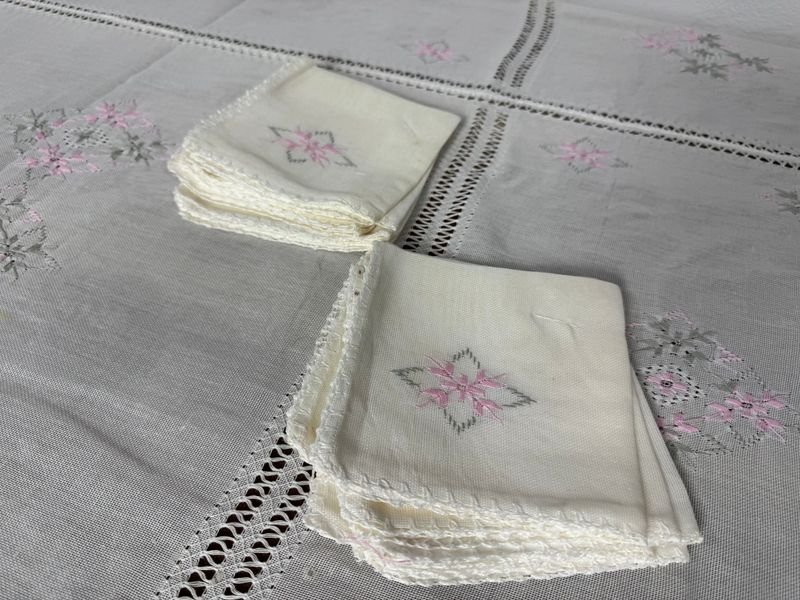 Mantel antiguo bordado con seis servilletas - imagen 4