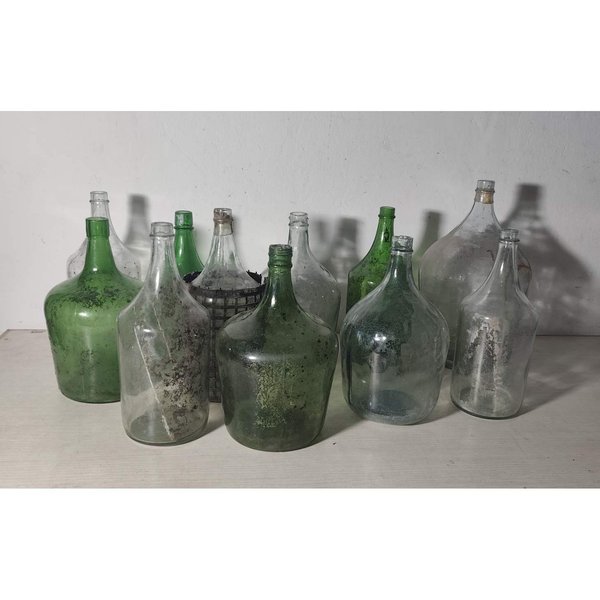 Lote de 11 Damajuanas de Vidrio en Varios Tamaños y Tonos Verdes