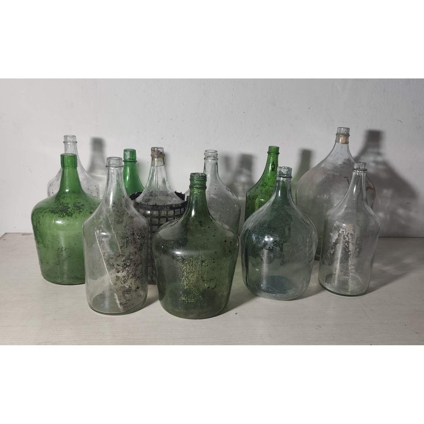 Lote de 11 Damajuanas de Vidrio en Varios Tamaños y Tonos Verdes