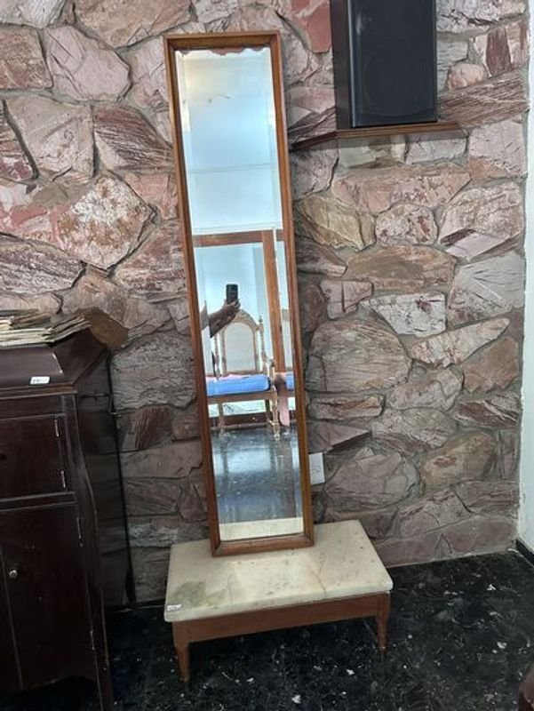 Lote siguiente: Mesa de madera y espejo con diseño antiguo