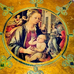 Cuadro de Lámina Circular: Dama con Niño y Marco Decorado - imagen 2