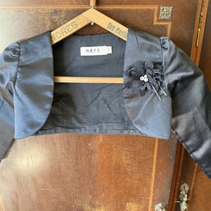Lote siguiente: Saco Bolero Niña Negro Satinado Talle 10 Meses