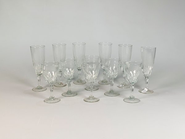 Juego de 12 Copas de Vidrio Prensado: 6 Flauta (18 cm) y 6 para Vino (13 cm) - imagen 1