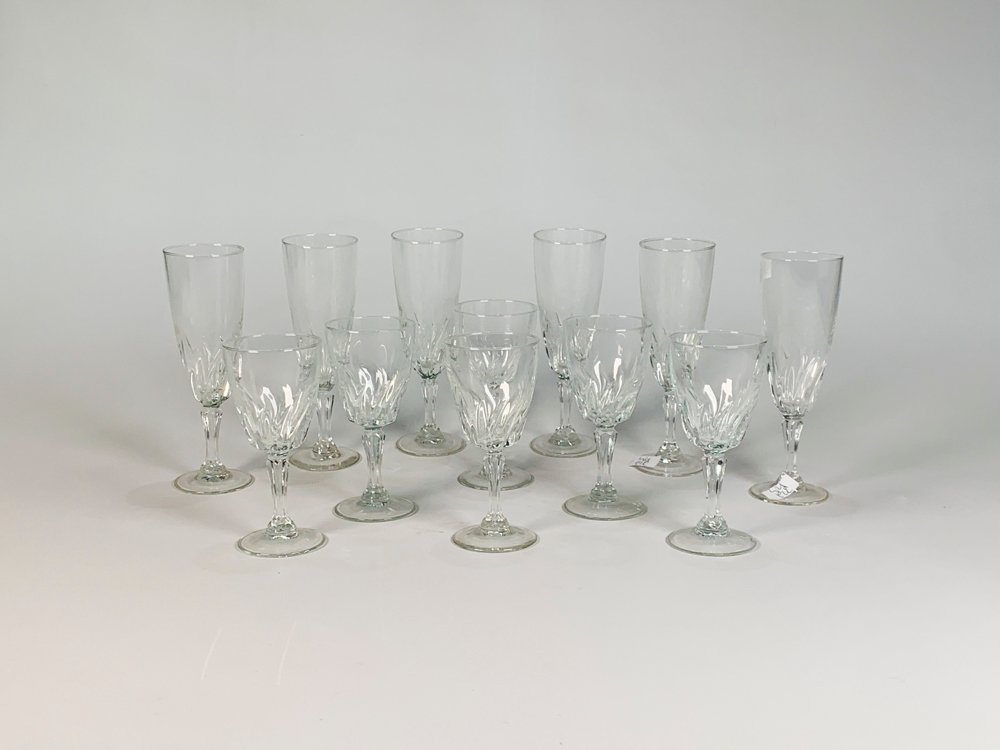 Juego de 12 Copas de Vidrio Prensado: 6 Flauta (18 cm) y 6 para Vino (13 cm)