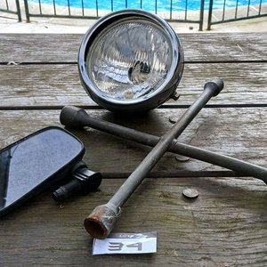 Lote siguiente: Farol de Moto Cromado y Espejo Retrovisor Negro