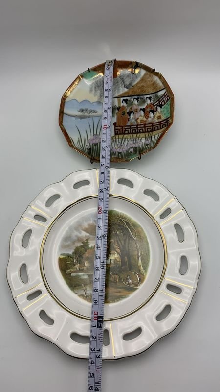 Dos platos decorativos de porcelana - imagen 2