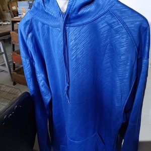 Lote anterior: Canguro Azul Brillante con Capucha y Bolsillo Frontal