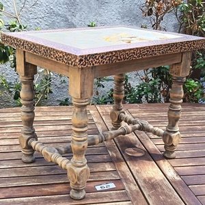 Mesa auxiliar Rústica  de estilo Jacobino rustico de madera noble con patas y travesaños torneadas - la  tapa rectangular decorada con patrones geométricos o animal print con un panel central con  azulejos  con detalles - Medidas 42,50 cm x 57 cm x 47 cm Alto / Con detalles de Tiempo y Uso - imagen 4