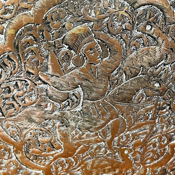 Jarra iraní antigua en cobre cincelada con motivos de cazadores y animales - imagen 4