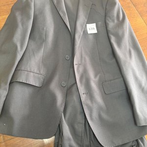 Lote anterior: Traje de Vestir Talle 48 Color Gris Oscuro