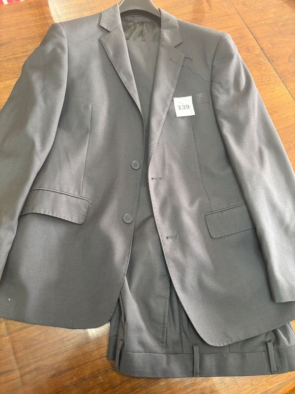 Traje de Vestir Talle 48 Color Gris Oscuro