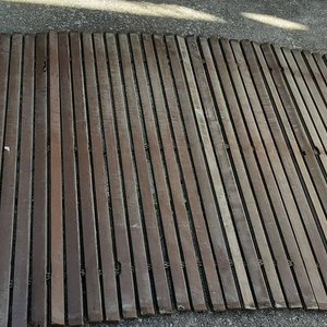 Lote siguiente: Persiana Antigua de Pinotea para Banco o Decoración