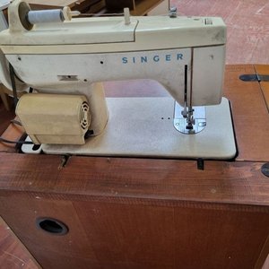 Máquina de Coser Singer Facilita Empotrada en Mueble de Madera con Mesa Rebatible - imagen 7
