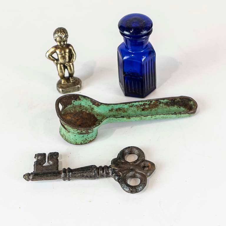 Lote siguiente: Vaso de vidrio con figurita de oro y llaves