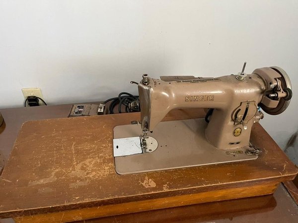 Maquina de coser SINGER con pedal - En venta en subasta - imagen 1