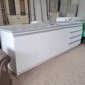 Lote siguiente: Mueble de Cocina Blanco con Mesada de Granito y Bacha