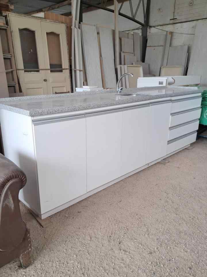 Mueble de Cocina Blanco con Mesada de Granito y Bacha
