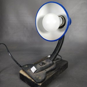 Lámpara de Escritorio Azul con Base de Madera Regulable - imagen 3