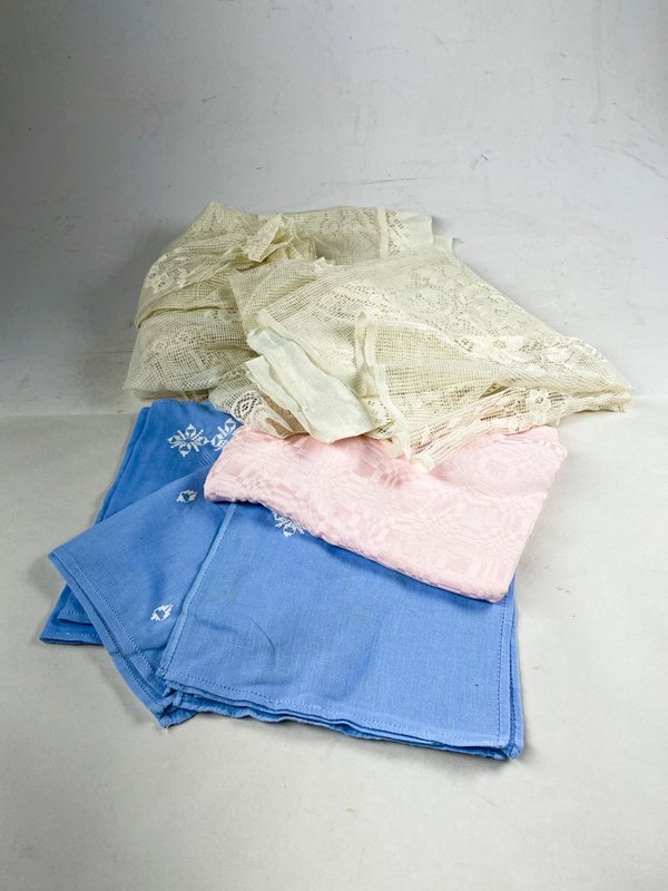 Lote de mantel rosado, servilletas azules y cortina calada - imagen 1