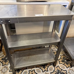 Lote anterior: Lote #033 – Mesa auxiliar de acero inoxidable de alto calibre marca Abylu con dos estantes inferiores –  68x31x86cm