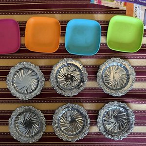 Lote de 4 Portavasos Metálicos Ornamentales y 4 Bandejas Plásticas Cuadradas - imagen 2