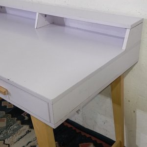 Escritorio Moderno Blanco con Estante Superior y Dos Cajones - imagen 6