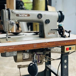 Máquina de Coser Industrial Brother para Botones - imagen 2