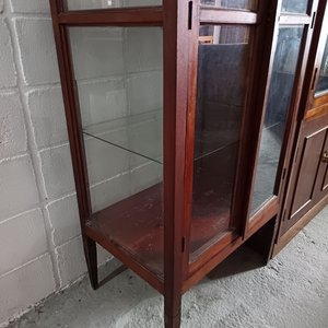 Vitrina Antigua de Madera con Puertas y Estantes de Vidrio - imagen 3