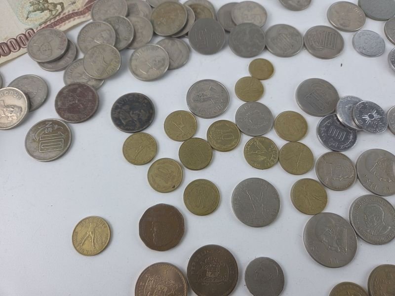 Gran lote de monedas, billetes y medalla conmemorando el centenario de la República Oriental del Uruguay - imagen 17