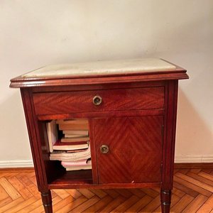 Lote anterior: Mesa de Luz Antigua con Cajón y Tapa de Mármol