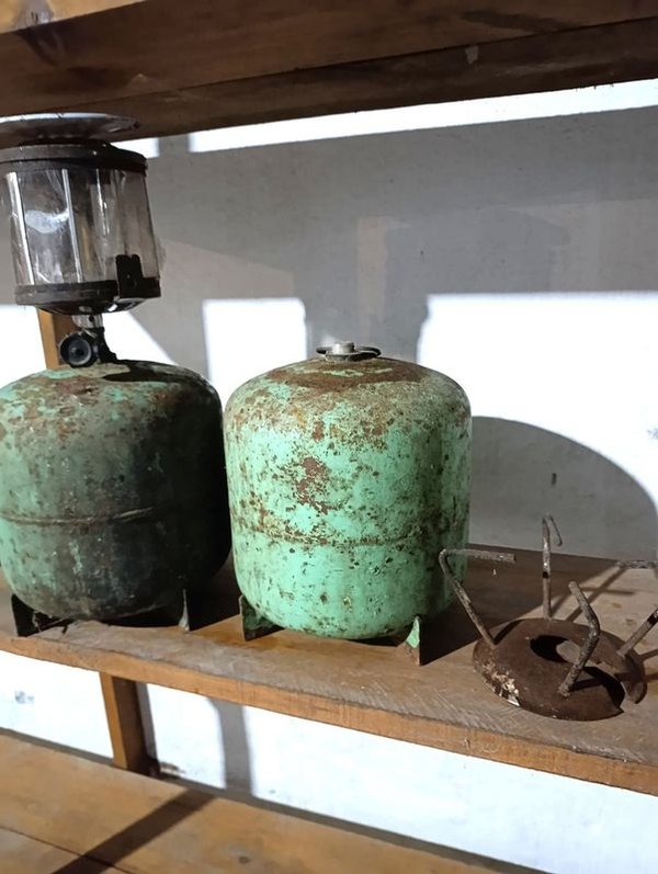 Lote de 2 Antiguas Garrafas de Gas de 3 Kg con Lámpara y Quemador