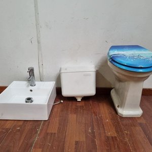 Lote anterior: Juego de Baño Completo: Inodoro con Tapa Decorada, Cisterna y Bacha de Loza con Canilla
