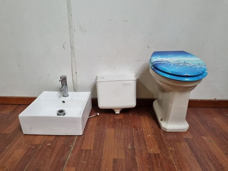 Juego de Baño Completo: Inodoro con Tapa Decorada, Cisterna y Bacha de Loza con Canilla