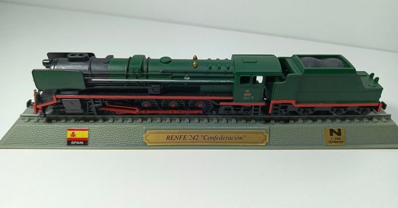 Lote anterior: Locomotora de tren RENFE 242 'Confederación' en escala 1:160