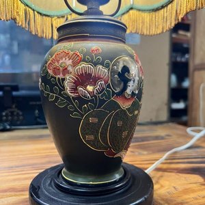 Lámpara de Mesa Estilo Oriental en Porcelana con Diseño Floral y Figuras - imagen 3