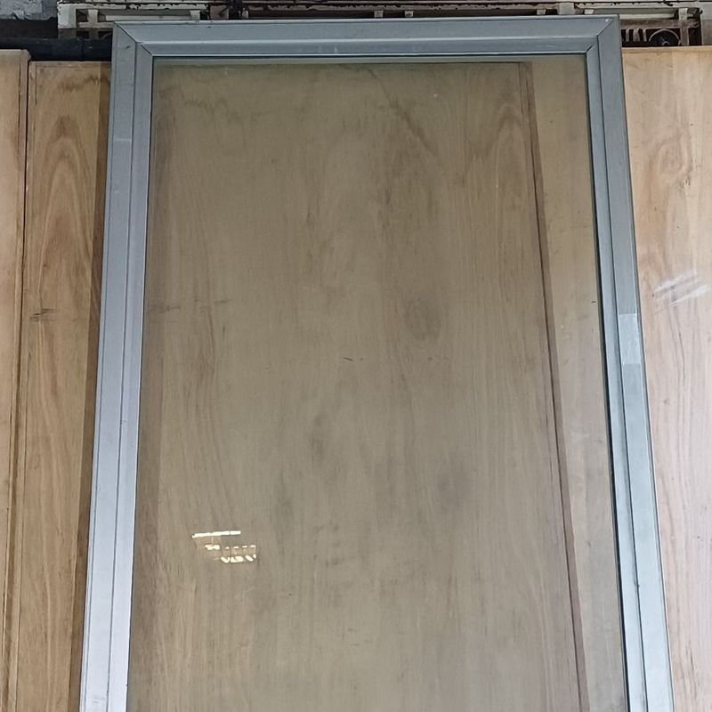 Puerta de aluminio con marco - imagen 6