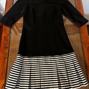 Vestido Negro con Falda Tableada Rayada Blanco y Negro Talle S - imagen 3