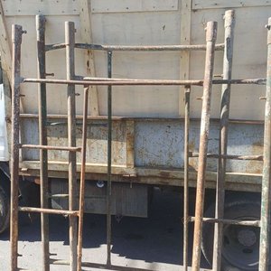 Lote siguiente: Lote de Andamios Metálicos: 5 Laterales y 12 Crucetas