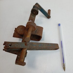 Antiguo Cargador de Cartuchos Metálico con Manivela y Óxido - imagen 2