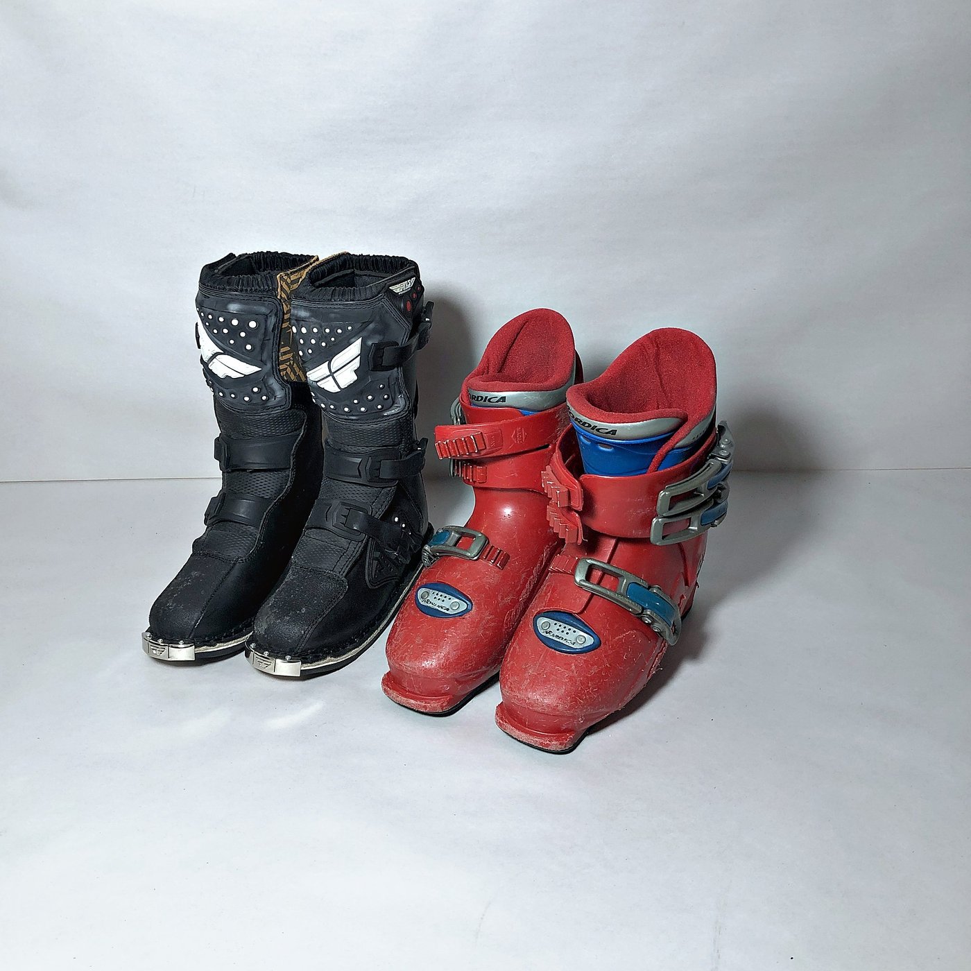 Dos Pares de Botas: Motocross Infantil y Esquí